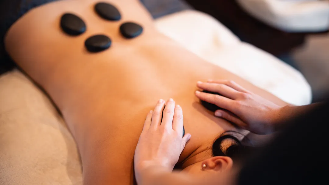Massage mit Steinen