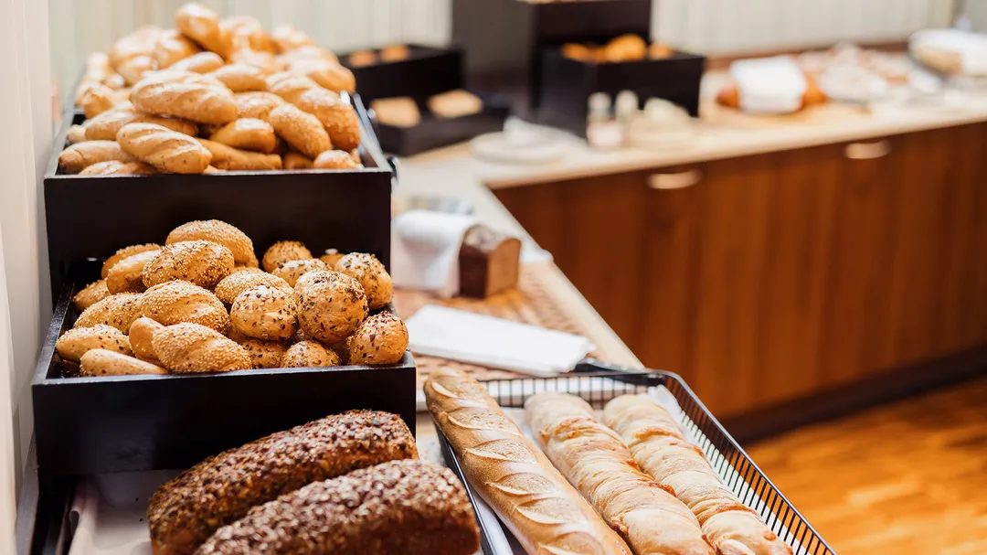 Brotauswahl mit Brötchen und Baguettes am Frühstücksbuffet