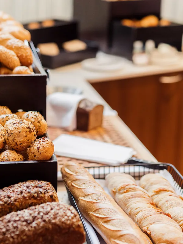 Brotauswahl mit Brötchen und Baguettes am Frühstücksbuffet