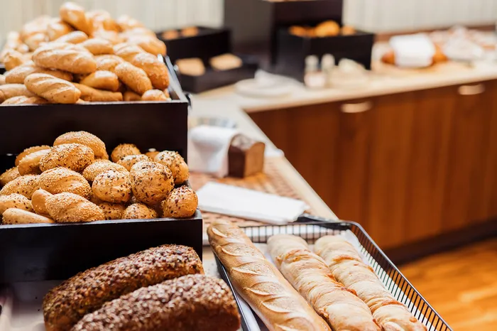Brotauswahl mit Brötchen und Baguettes am Frühstücksbuffet