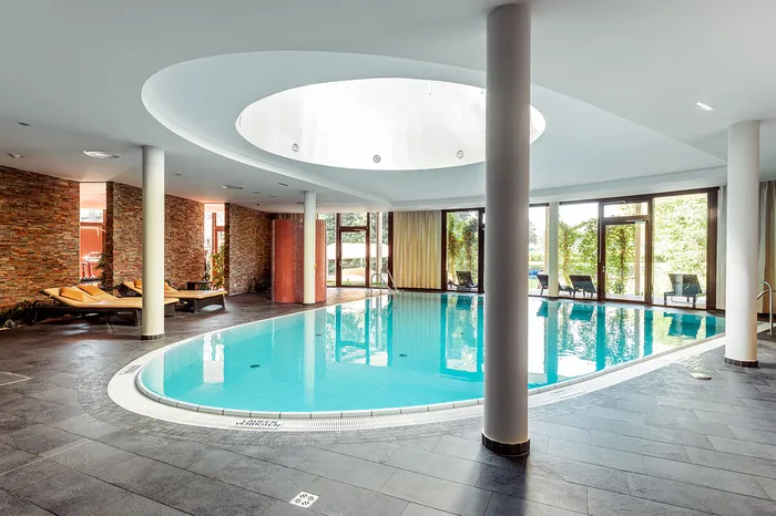 Hallenbad mit Säulen und Deckenoberlicht im Hotel Seepark