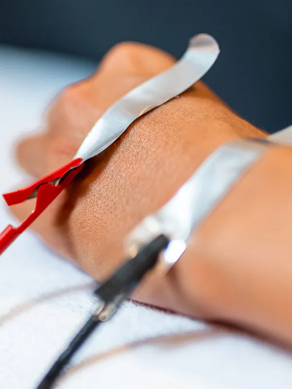 Elektroden mit Klebeband auf Handrücken für medizinische Messung befestigt