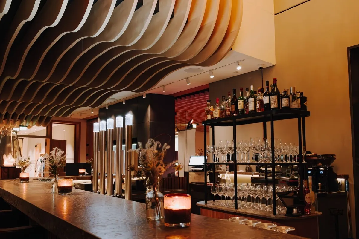 Hotelbar mit Kerzen, Weingläsern und Spirituosenregal