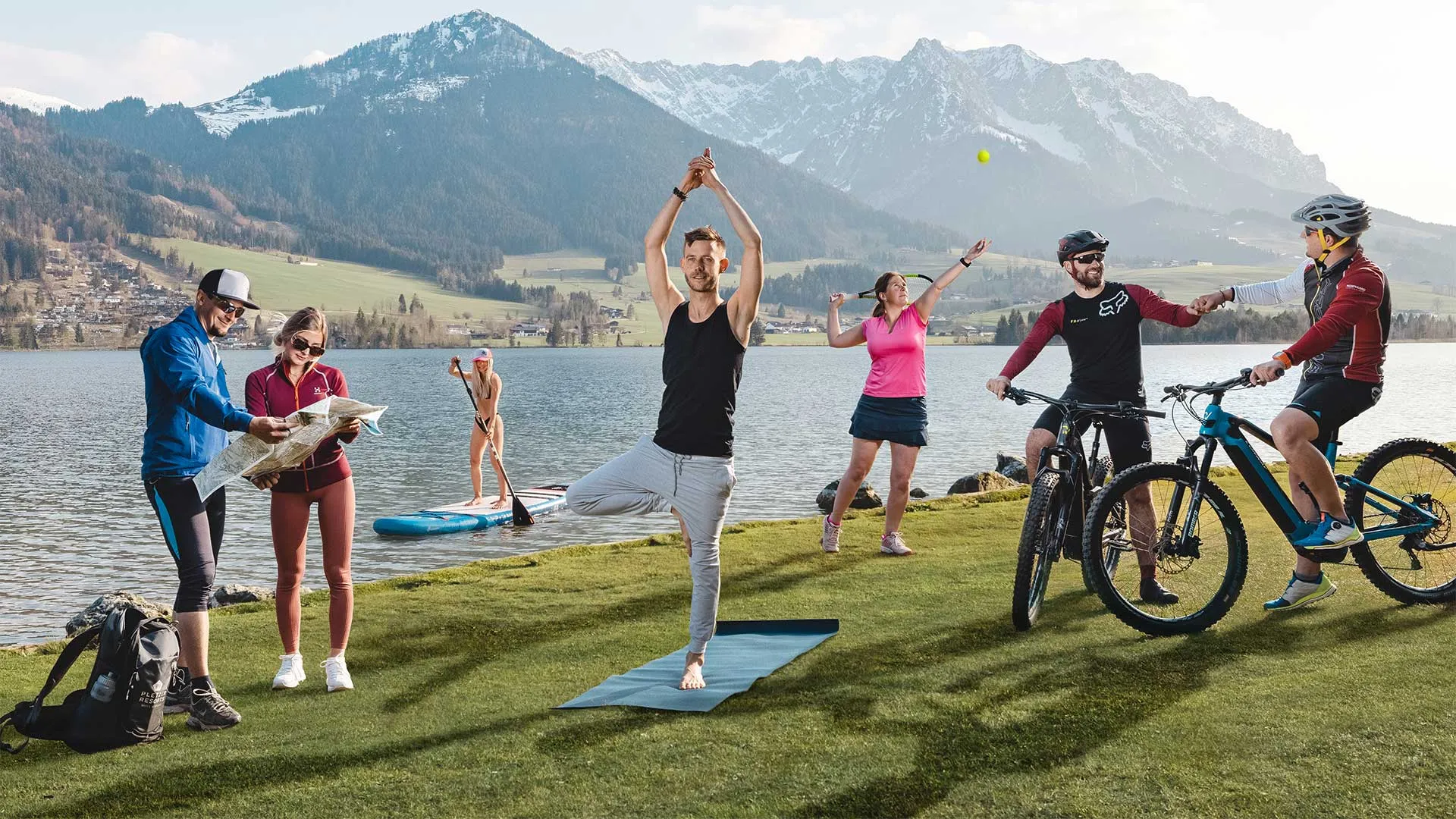 Verschiedene Aktivitäten am See: Yoga, Wandern, Tennis, Mountainbiken und Stand-up-Paddling vor Bergpanorama