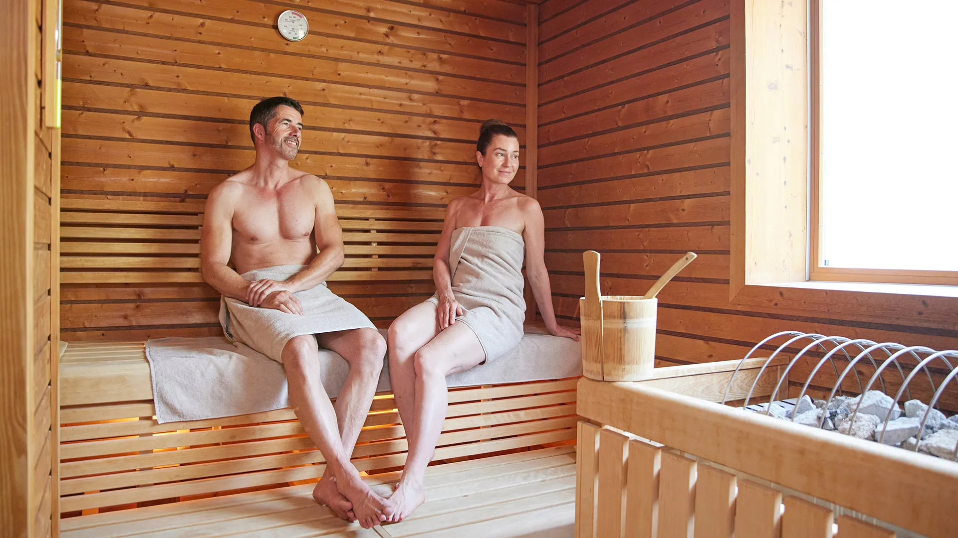 Mann und Frau in Sauna