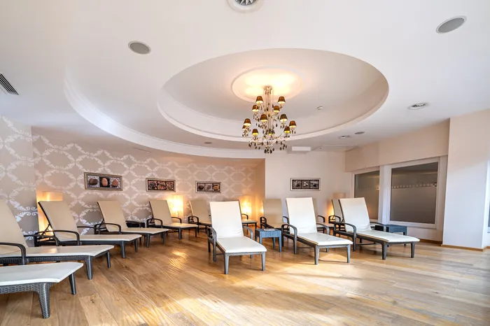 Ruheraum mit Liegestühlen und Kronleuchter im Spa-Bereich