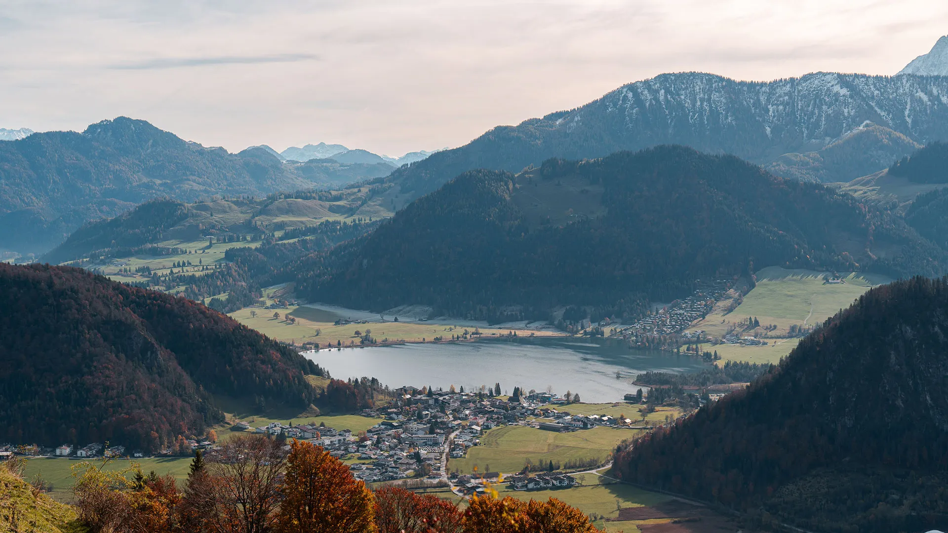 Blick auf Walchsee und den gleichnamigen See im Herbst, umgeben von Bergen