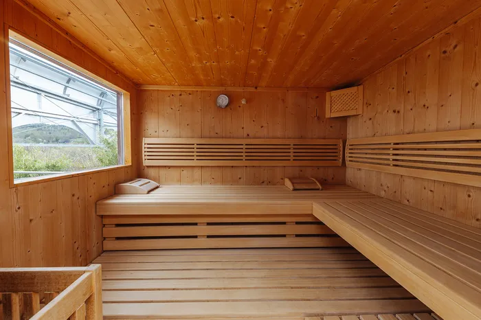 Holzsauna mit Stufenbänken und Fenster