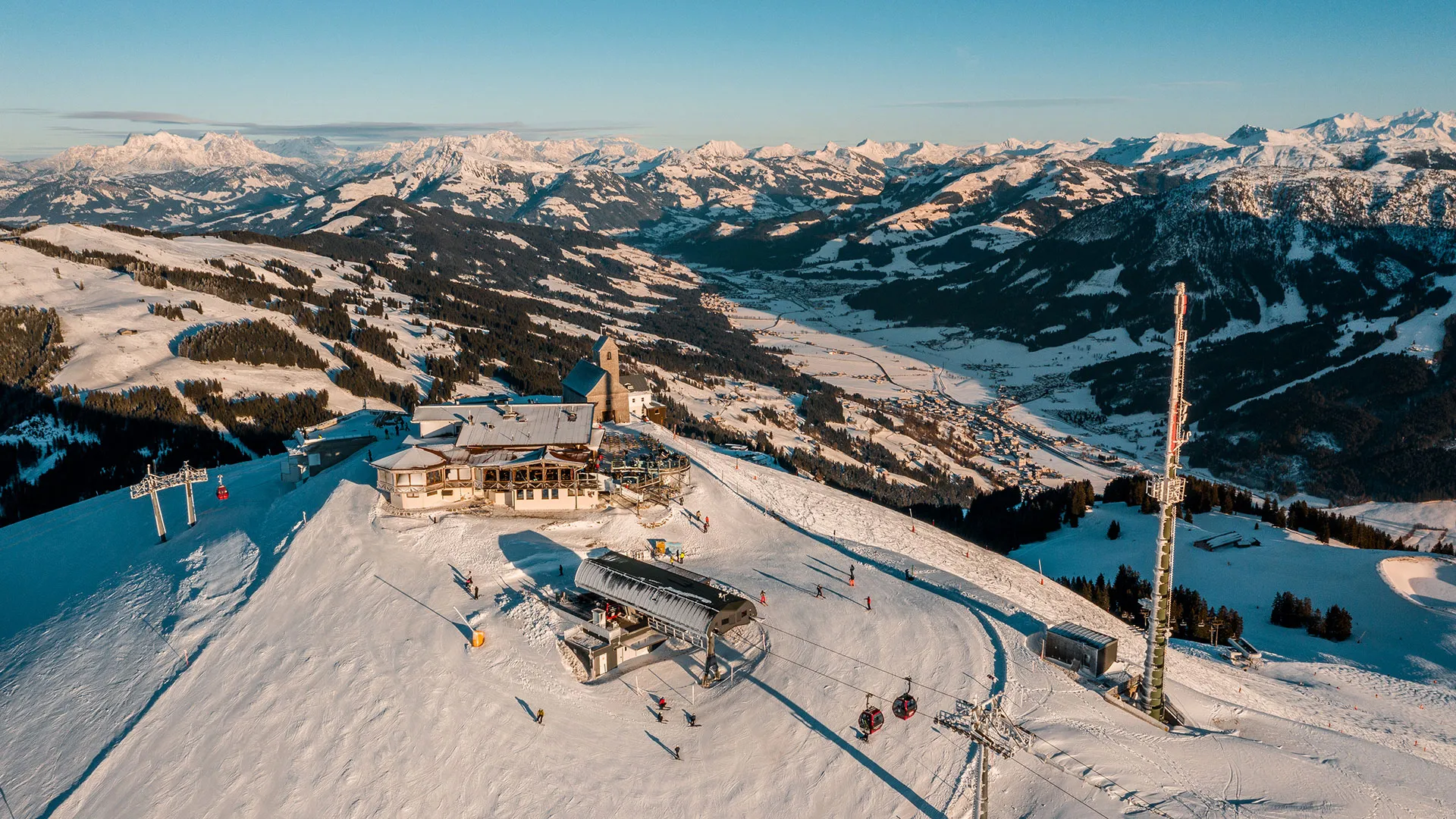 Bergstation mit Kapelle auf der Hohen Salve, Skipiste und Alpenpanorama