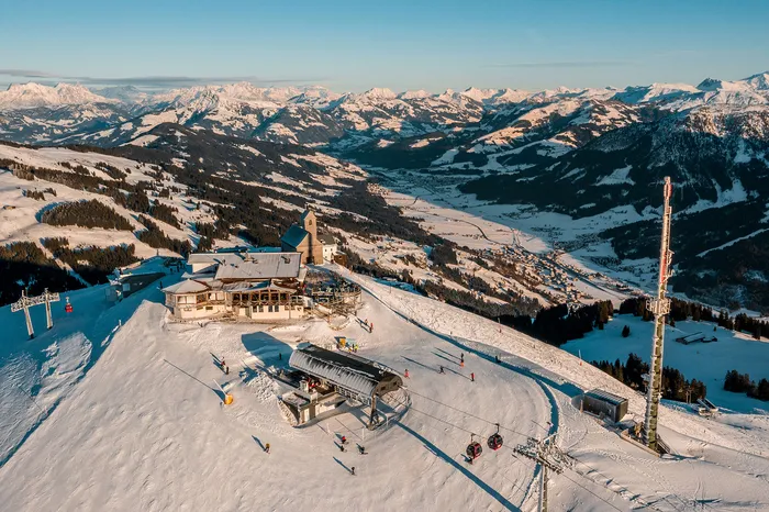 Bergstation mit Kapelle auf der Hohen Salve, Skipiste und Alpenpanorama