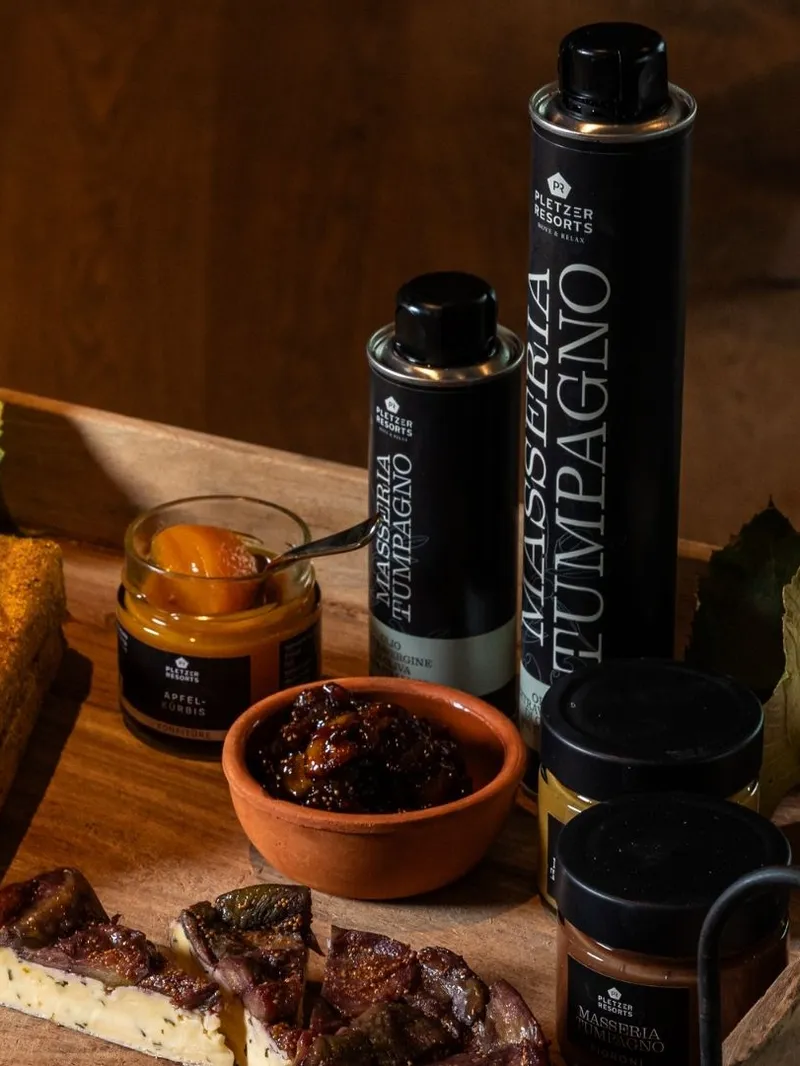 Käseplatte mit Öl- und Chutney-Produkten von Masseria Tumpagno