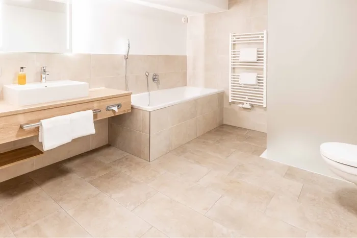 Modernes Badezimmer mit Badewanne, Waschtisch und Handtuchheizkörper