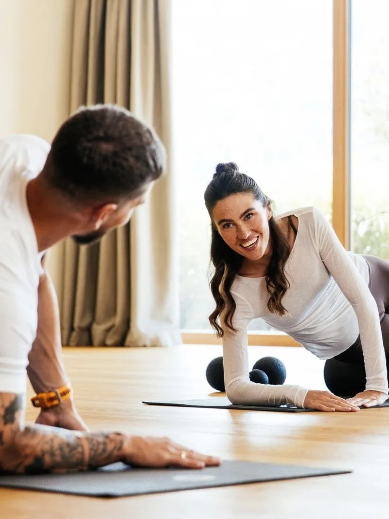 Gruppe trainiert mit Faszienrollen im Fitnessraum