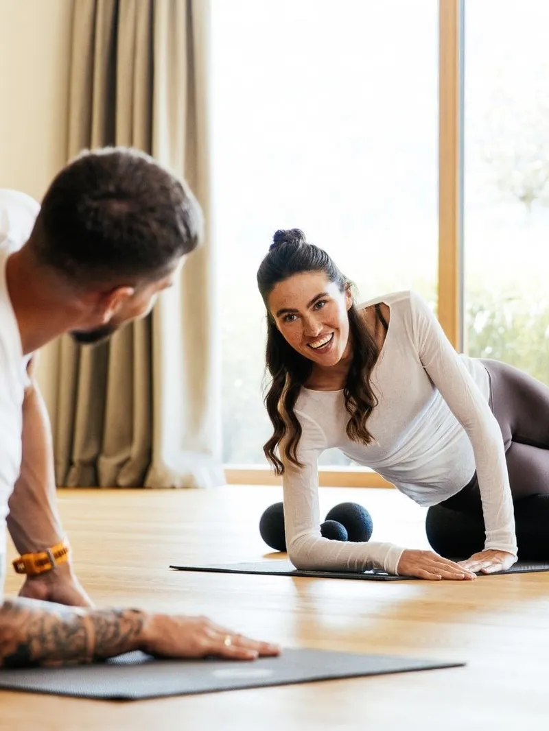 Gruppe trainiert mit Faszienrollen im Fitnessraum