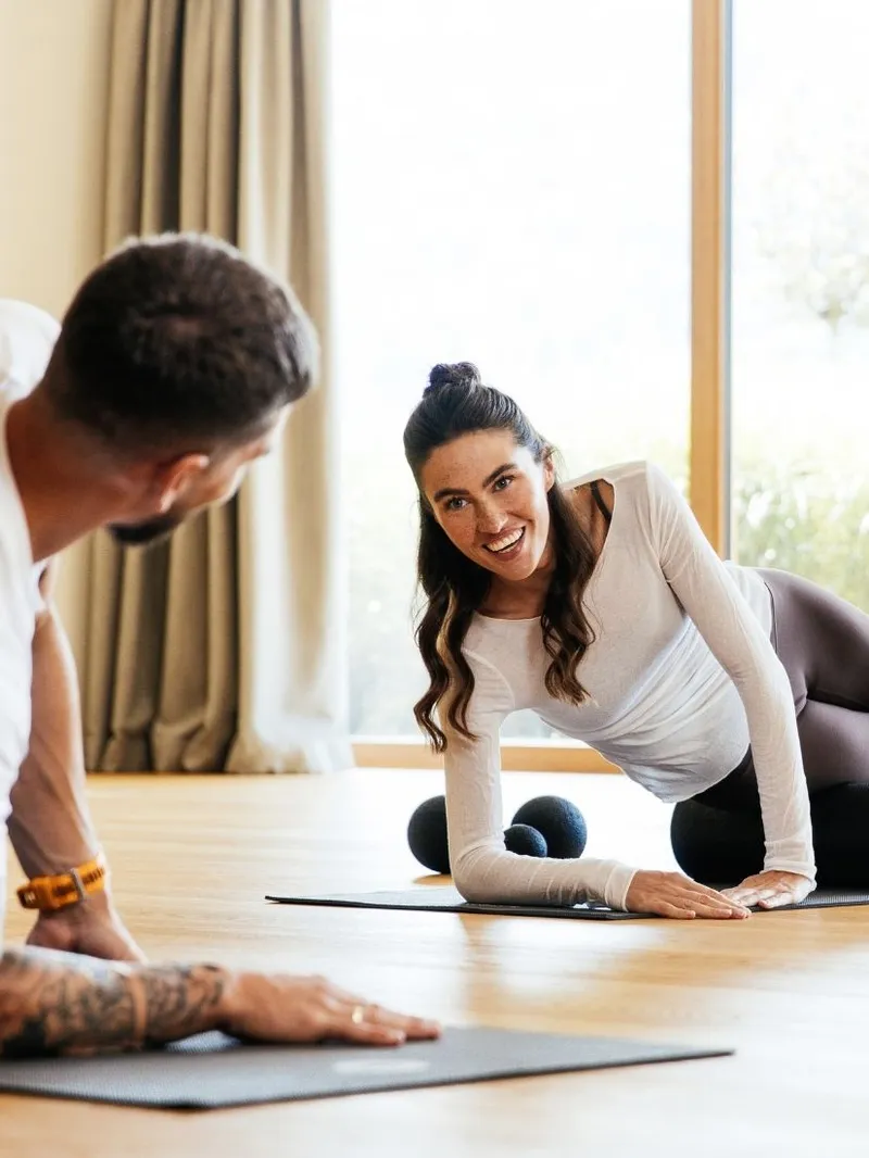 Gruppe trainiert mit Faszienrollen im Fitnessraum
