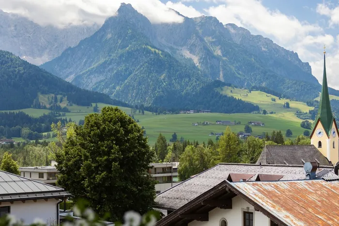 Ortsansicht von Walchsee mit Kirchturm und Bergpanorama