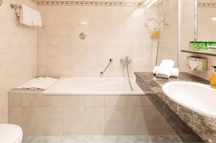 Badezimmer mit Badewanne, Handtüchern und Waschbecken
