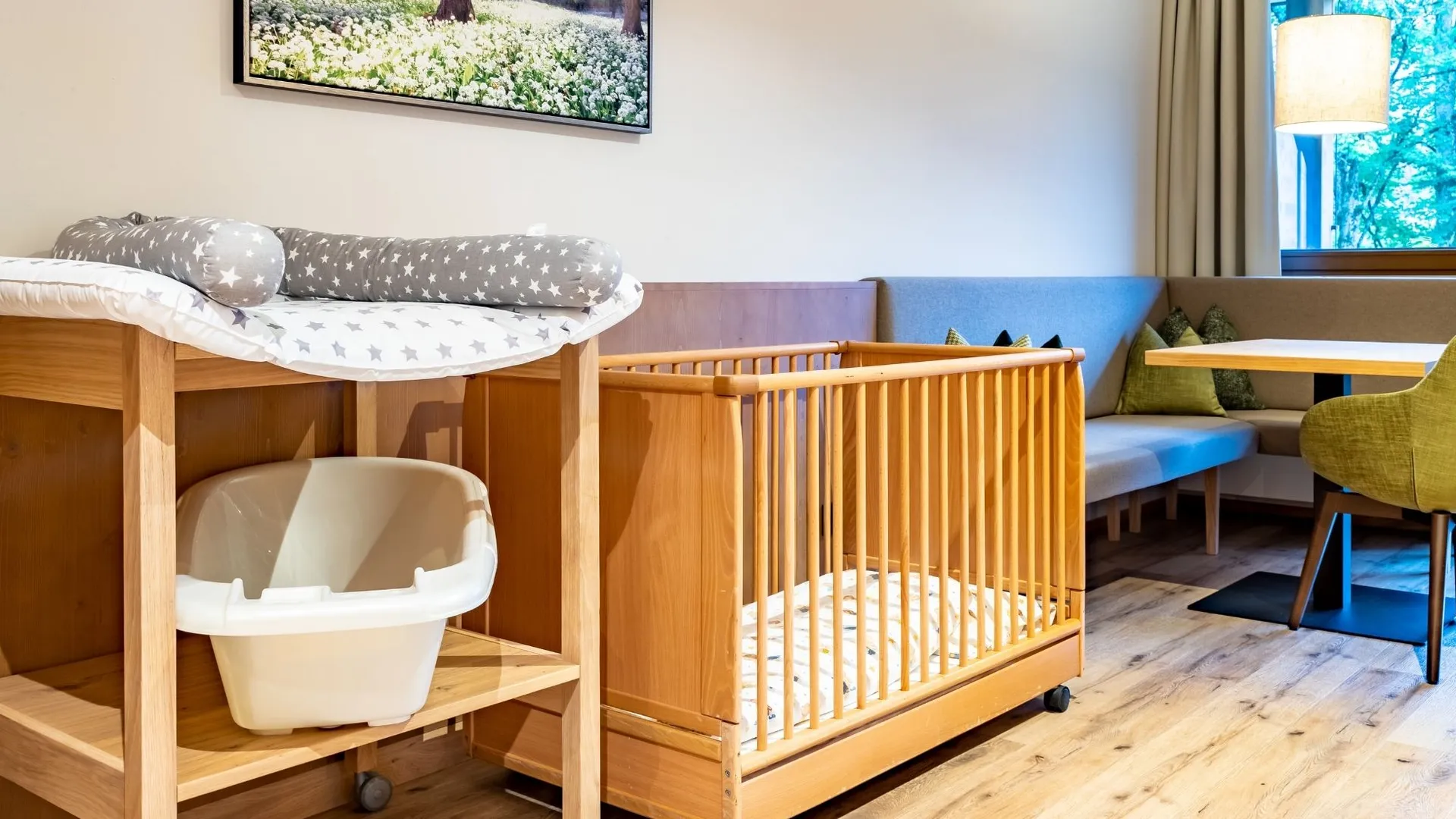 Babyzimmer mit Wickelkommode, Babybett und Sitzecke