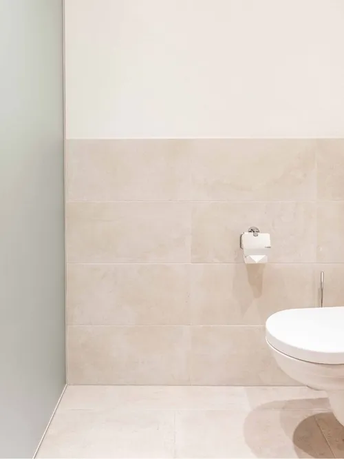 Modernes Badezimmer mit begehbarer Dusche, WC und Waschtisch