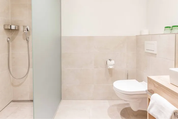 Modernes Badezimmer mit begehbarer Dusche, WC und Waschtisch