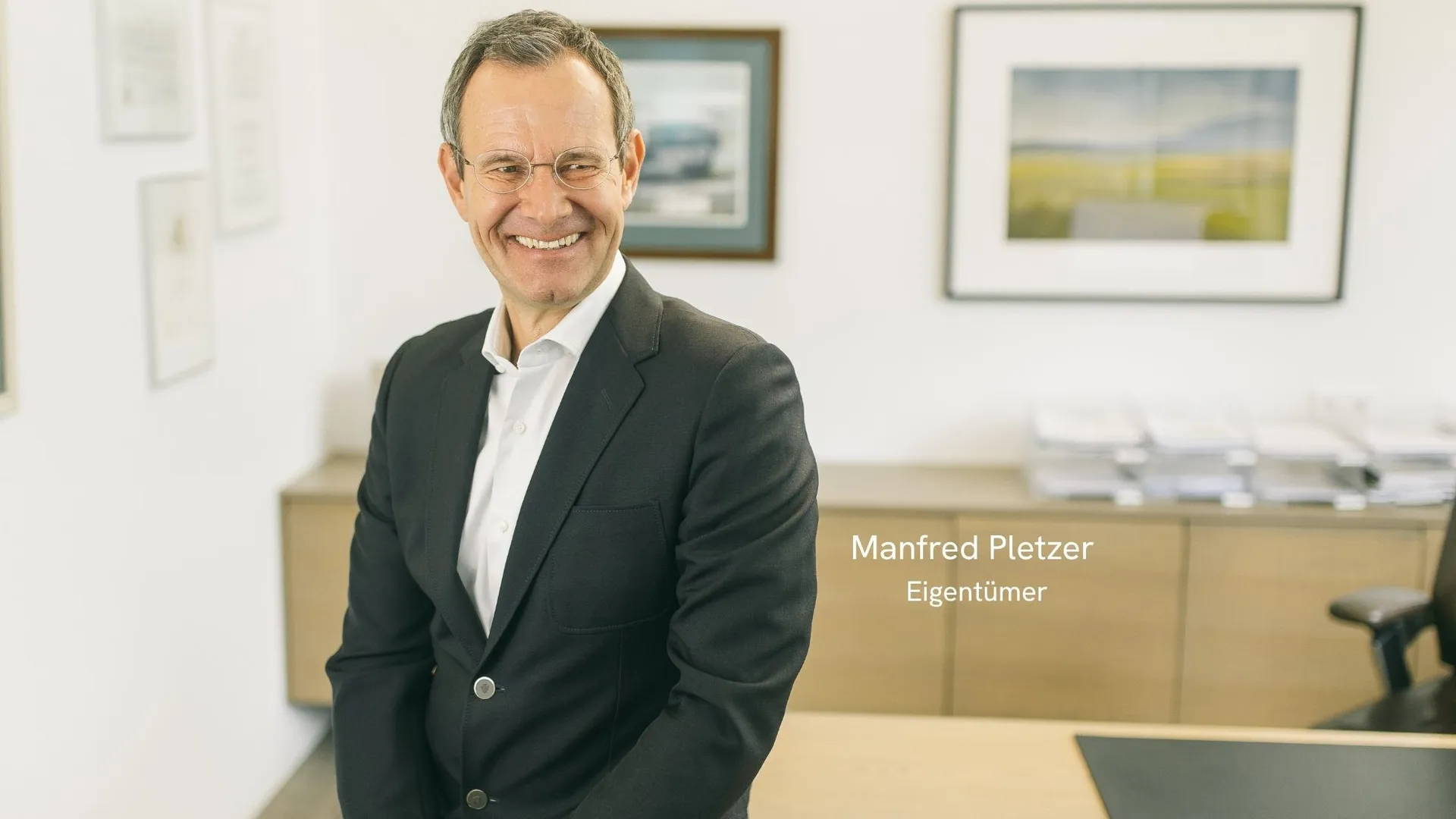 Manfred Pletzer, Eigentümer, lächelnd im Büro