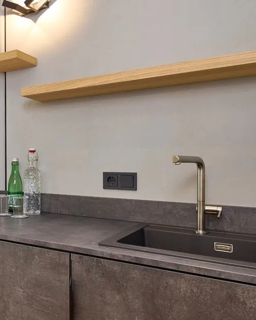 Kitchenette in Suite mit Wasserkocher, Kaffeemaschine und Blick in den Schrankraum
