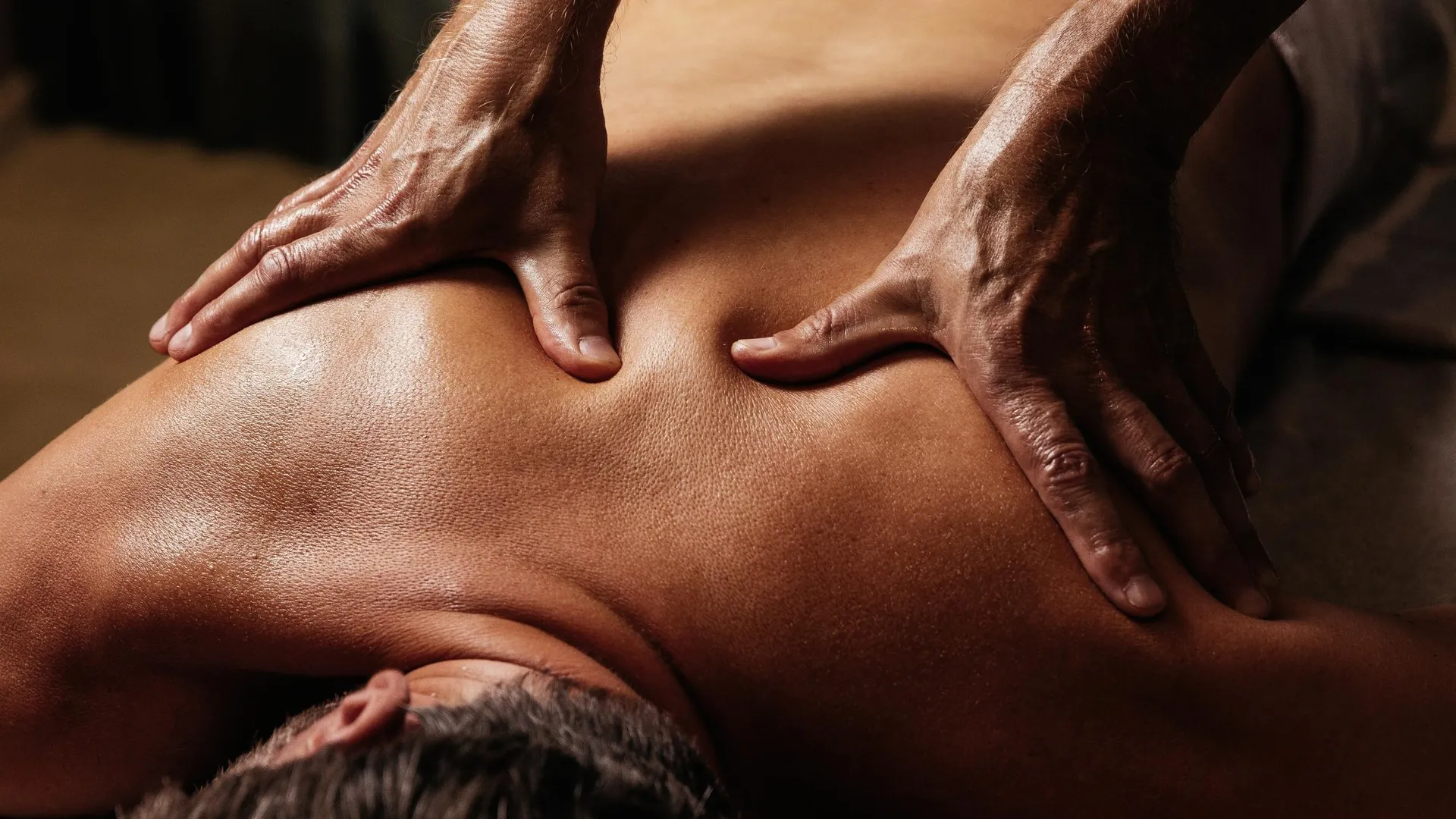 Rückenmassage im Wellnessbereich
