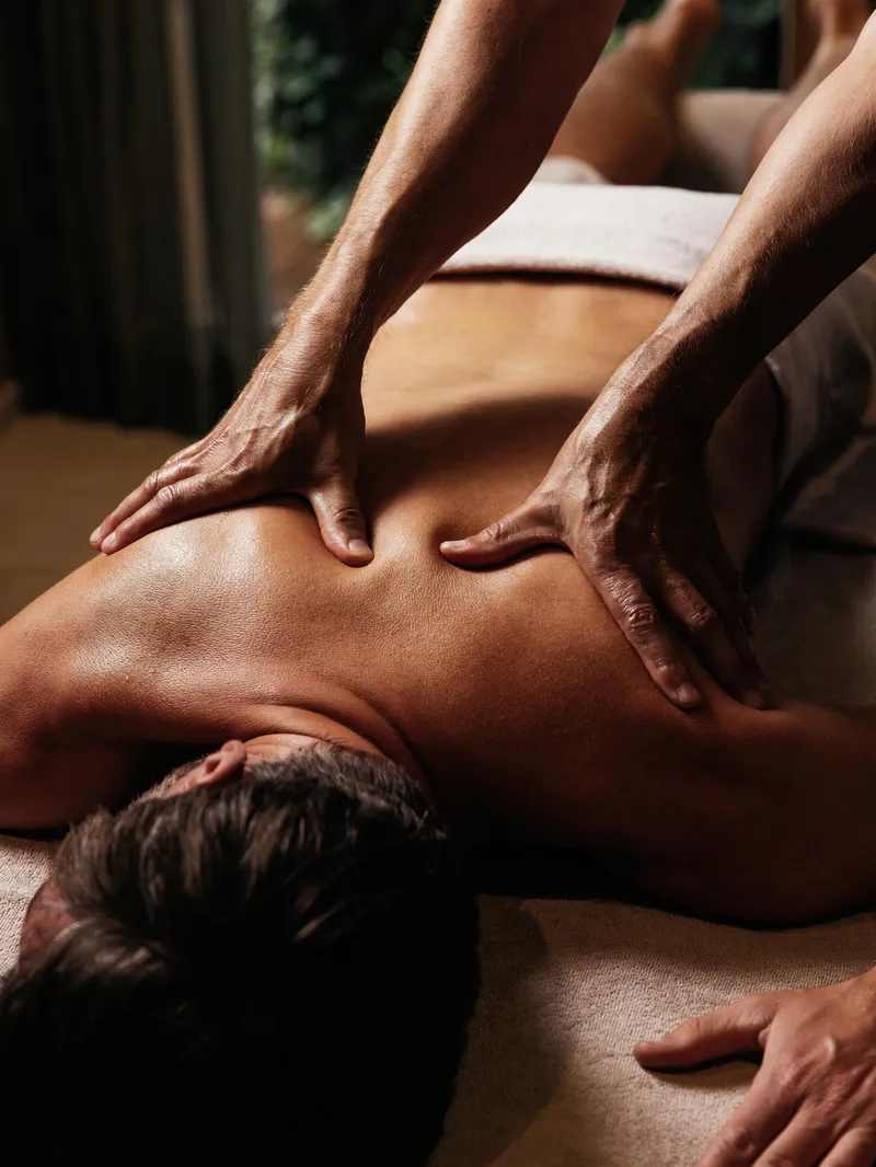 Rückenmassage im Wellnessbereich