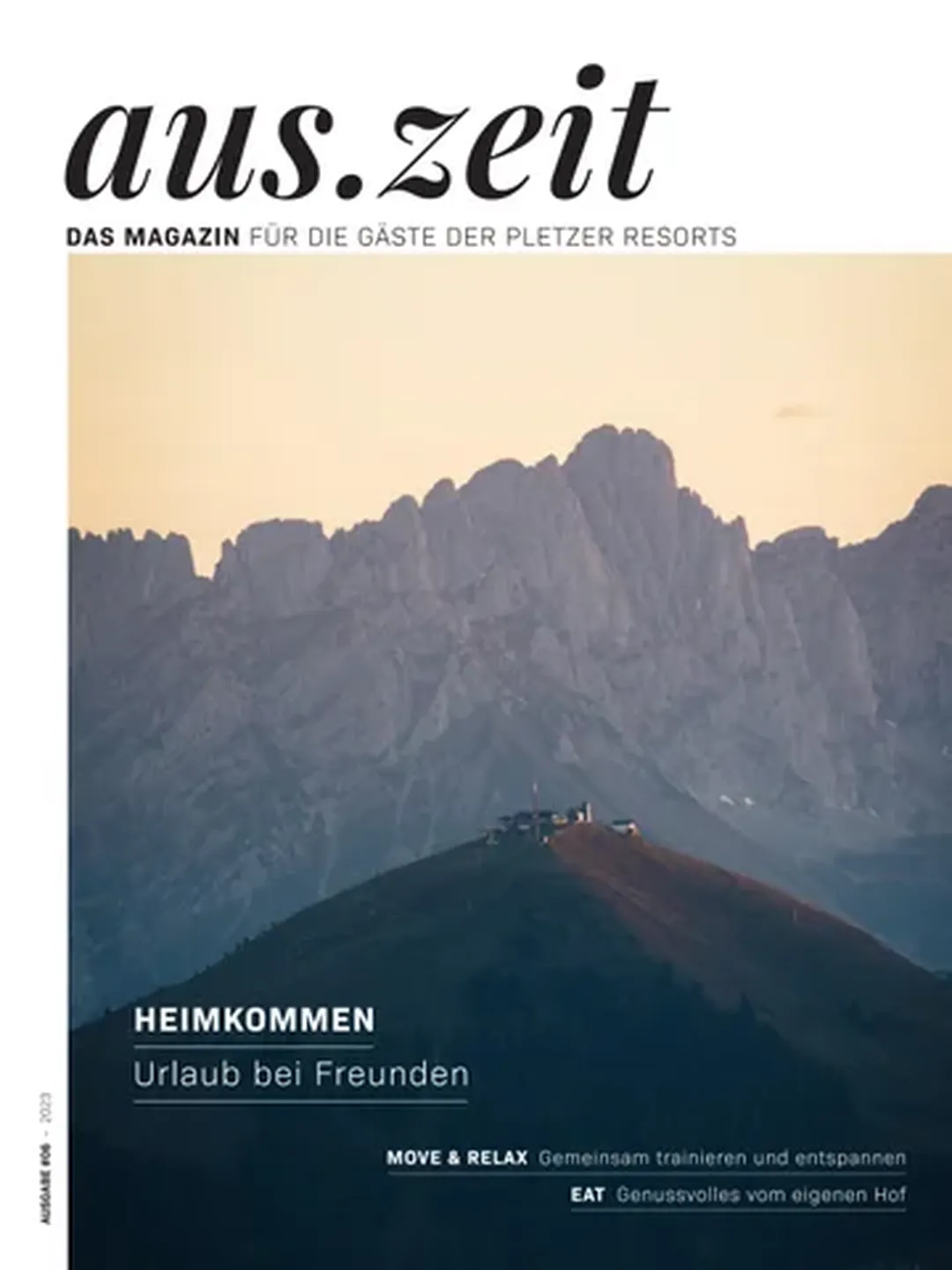 Magazin-Cover aus.zeit: Alpenlandschaft bei Sonnenaufgang mit Berghütte auf einem Gipfel.