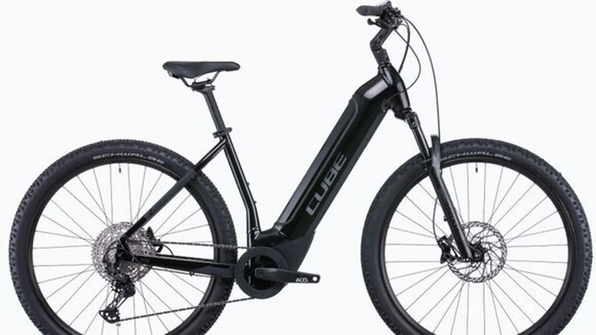Schwarzes Cube E-Bike vor weißem Hintergrund