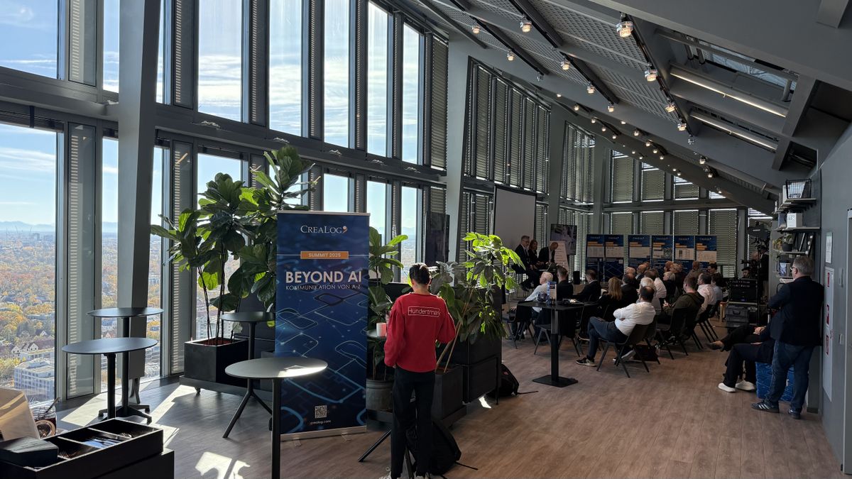Voller Zuschauerraum beim CreaLog Summit 2025