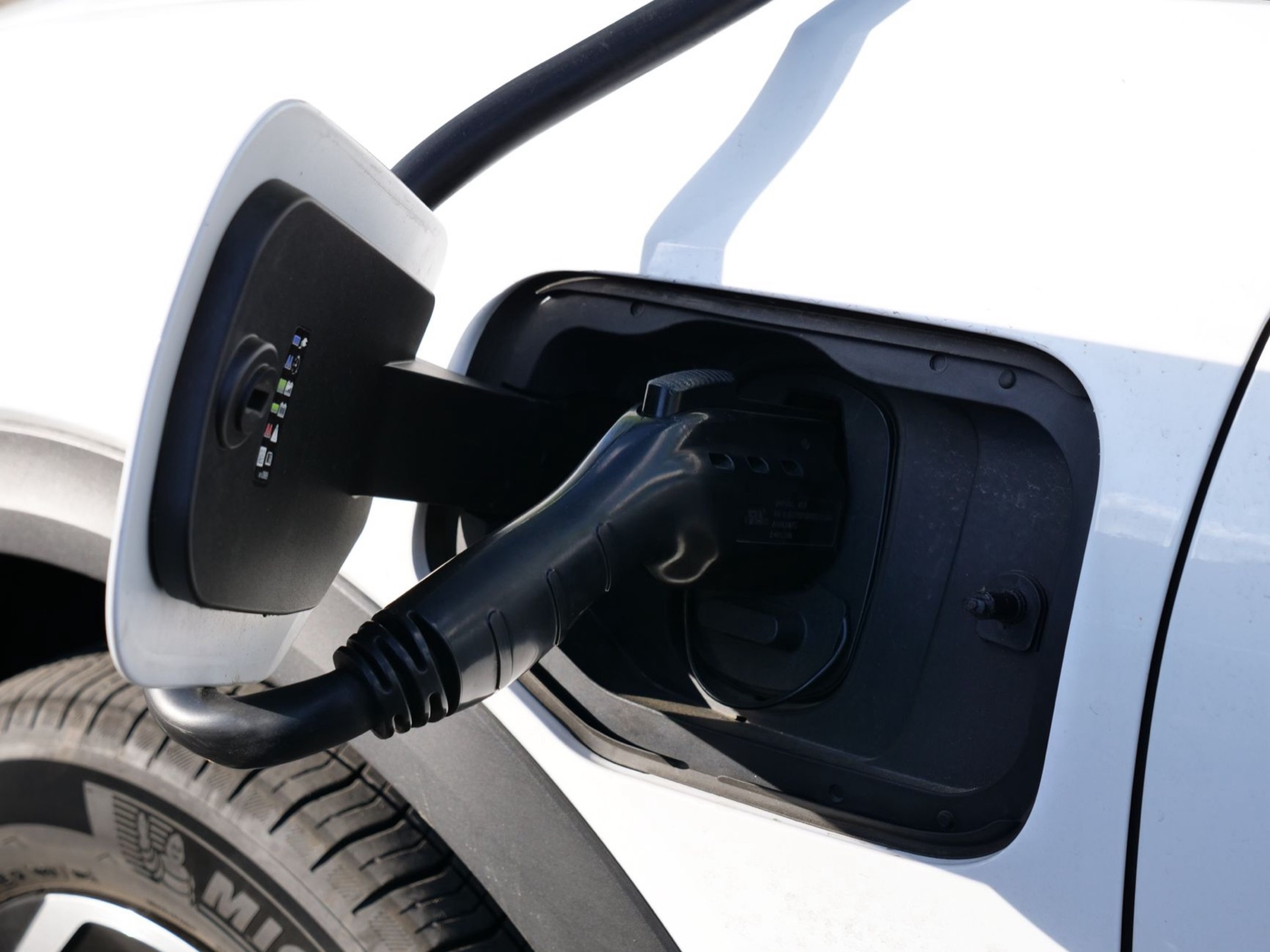 Connecteur de recharge en gros plan sur un véhicule électrique