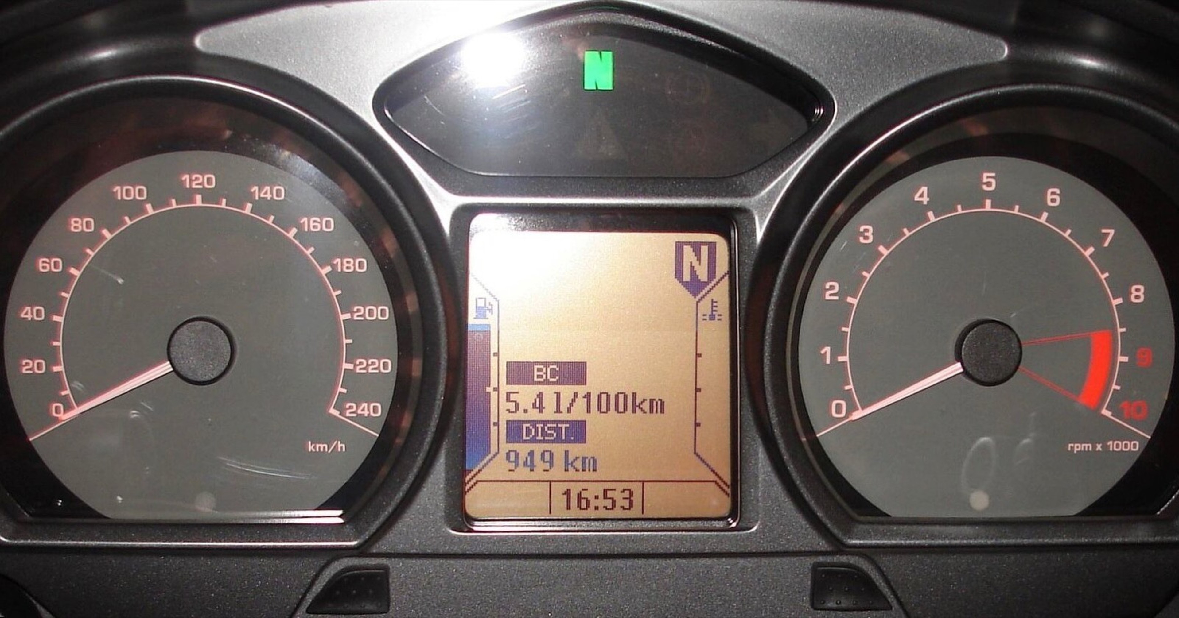 Ordinateur de bord affichant une consommation de 5,4 L/100 km