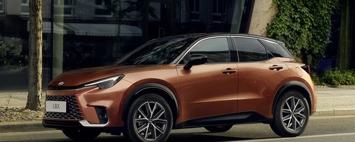 SUV Lexus LBX de couleur bronze cuivré garé en rue, vue de profil trois quarts avant, design moderne et élégant.