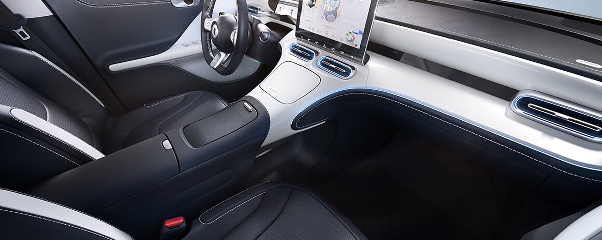 Intérieur de voiture moderne avec sièges en cuir noir, console centrale et grand écran tactile numérique au tableau de bord.