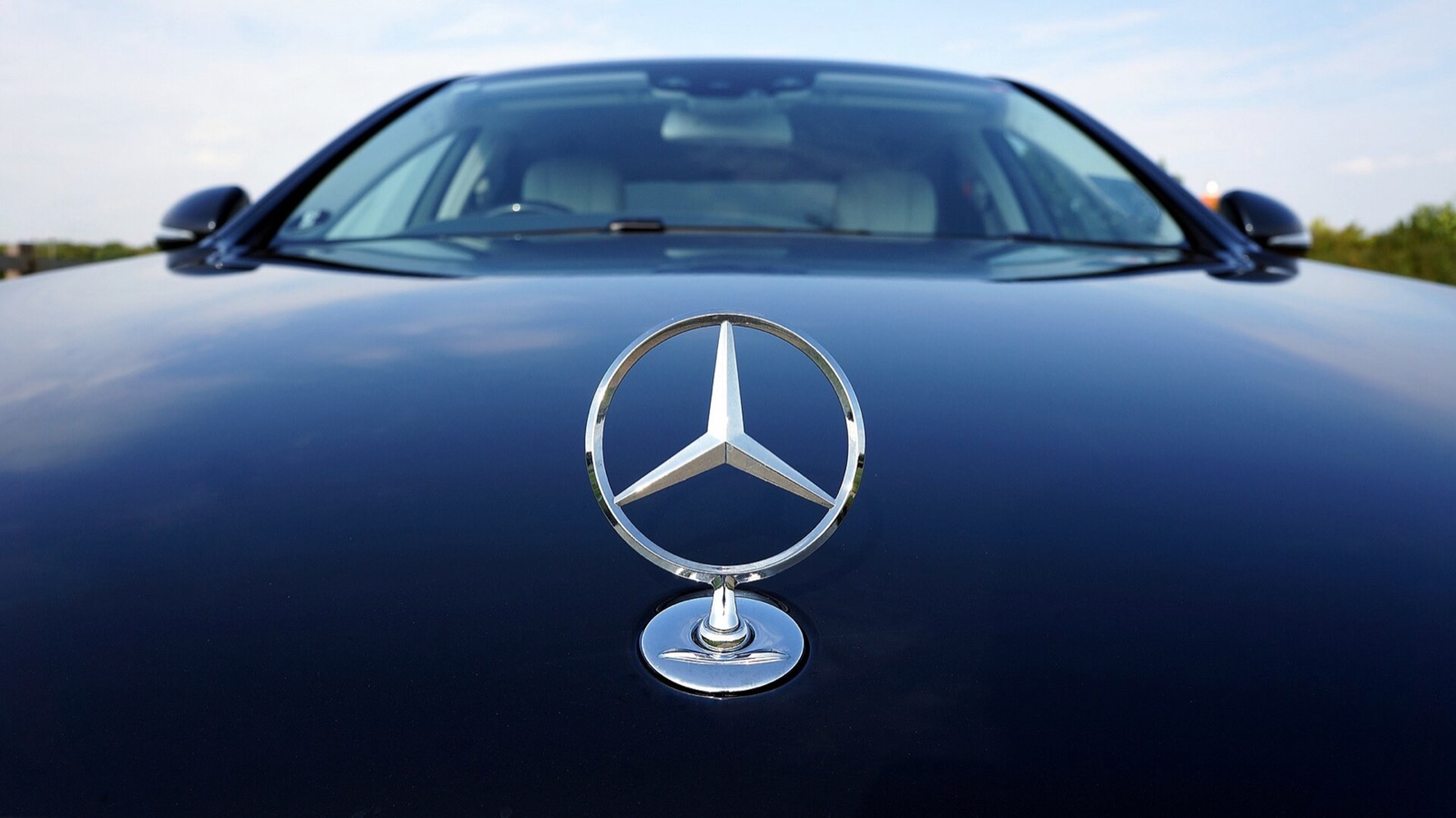 Étoile Mercedes-Benz sur un capot
