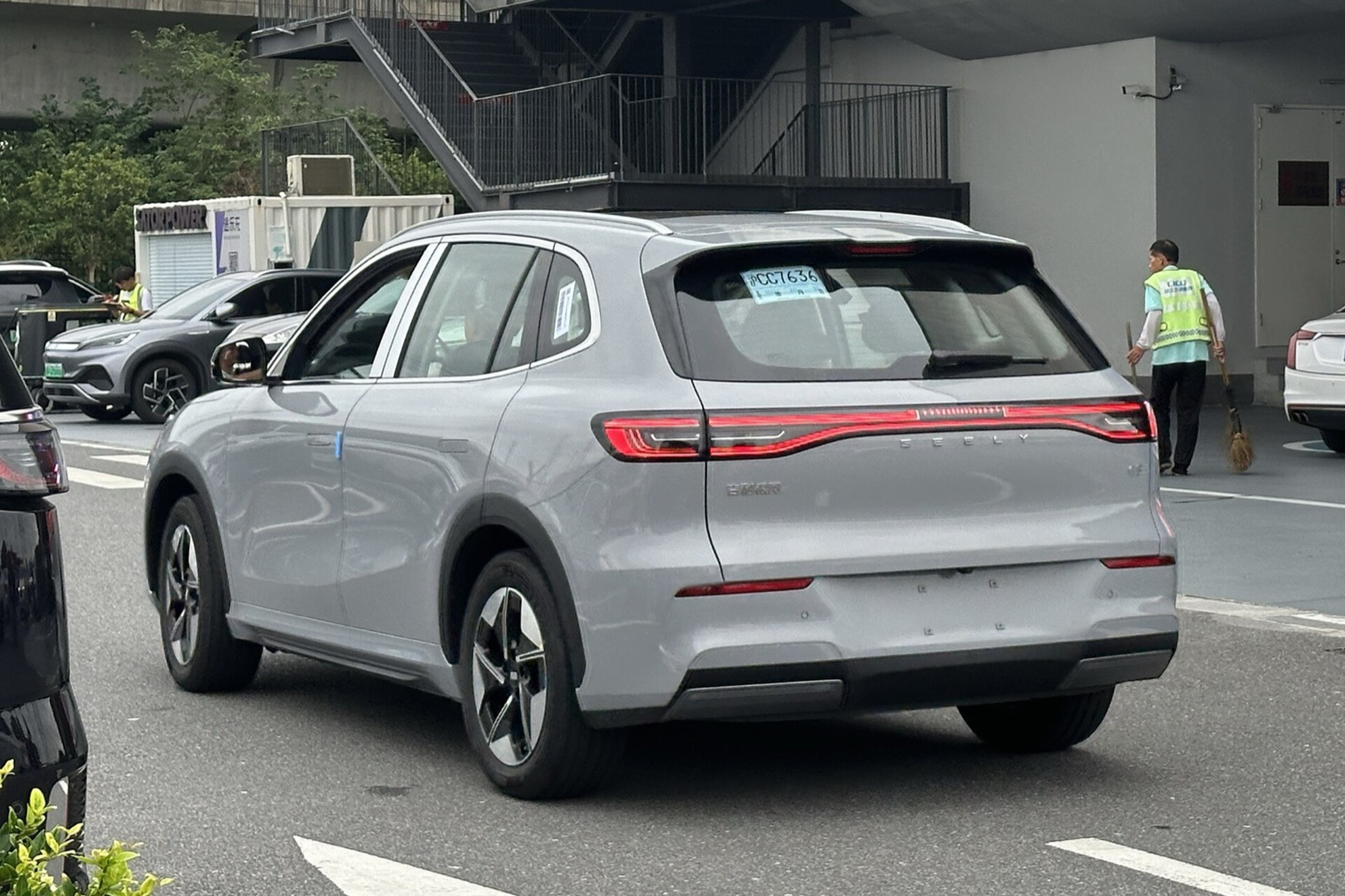 Geely E5 vu de trois quarts arrière