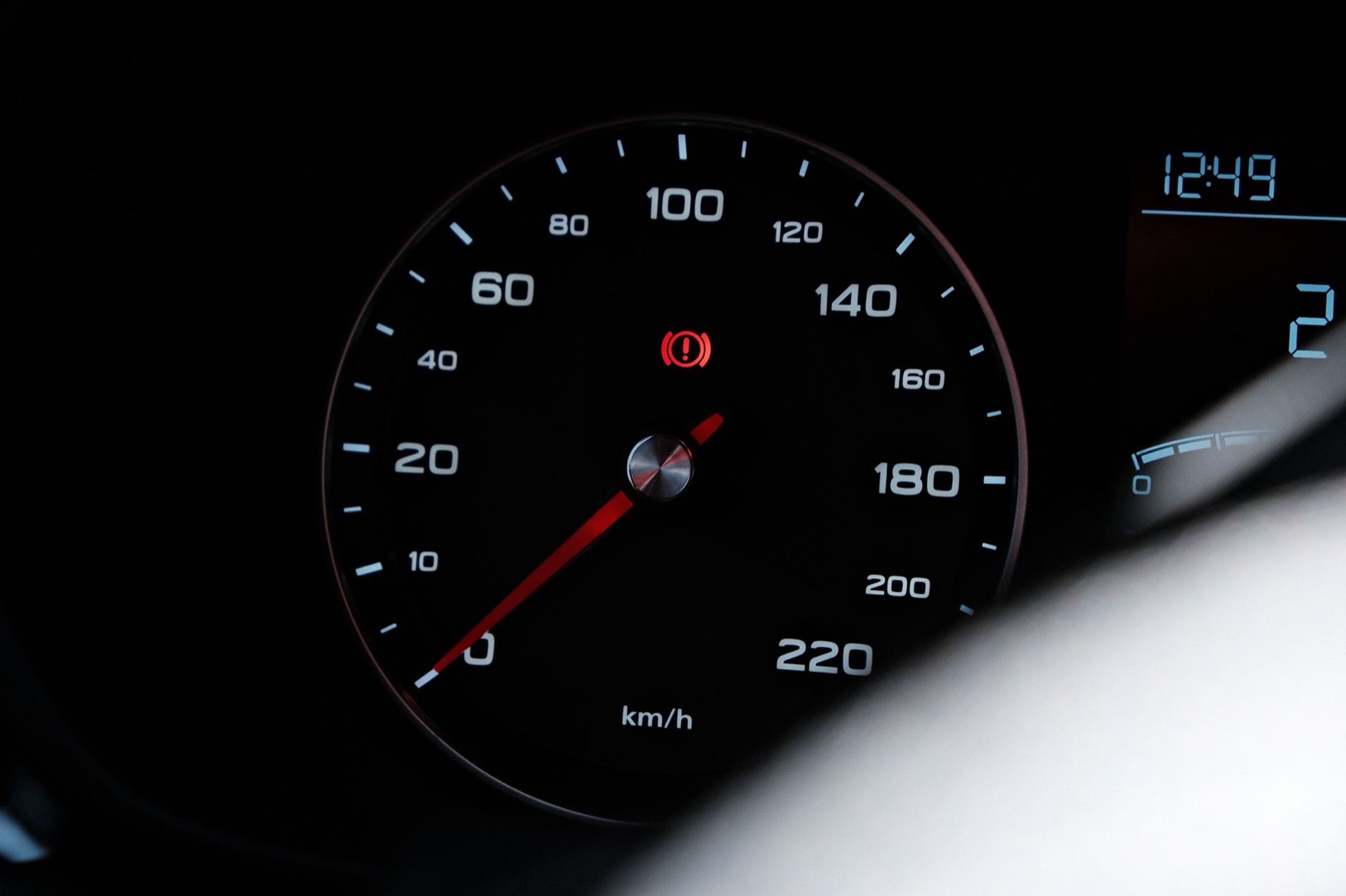 Compteur de vitesse d'une voiture moderne