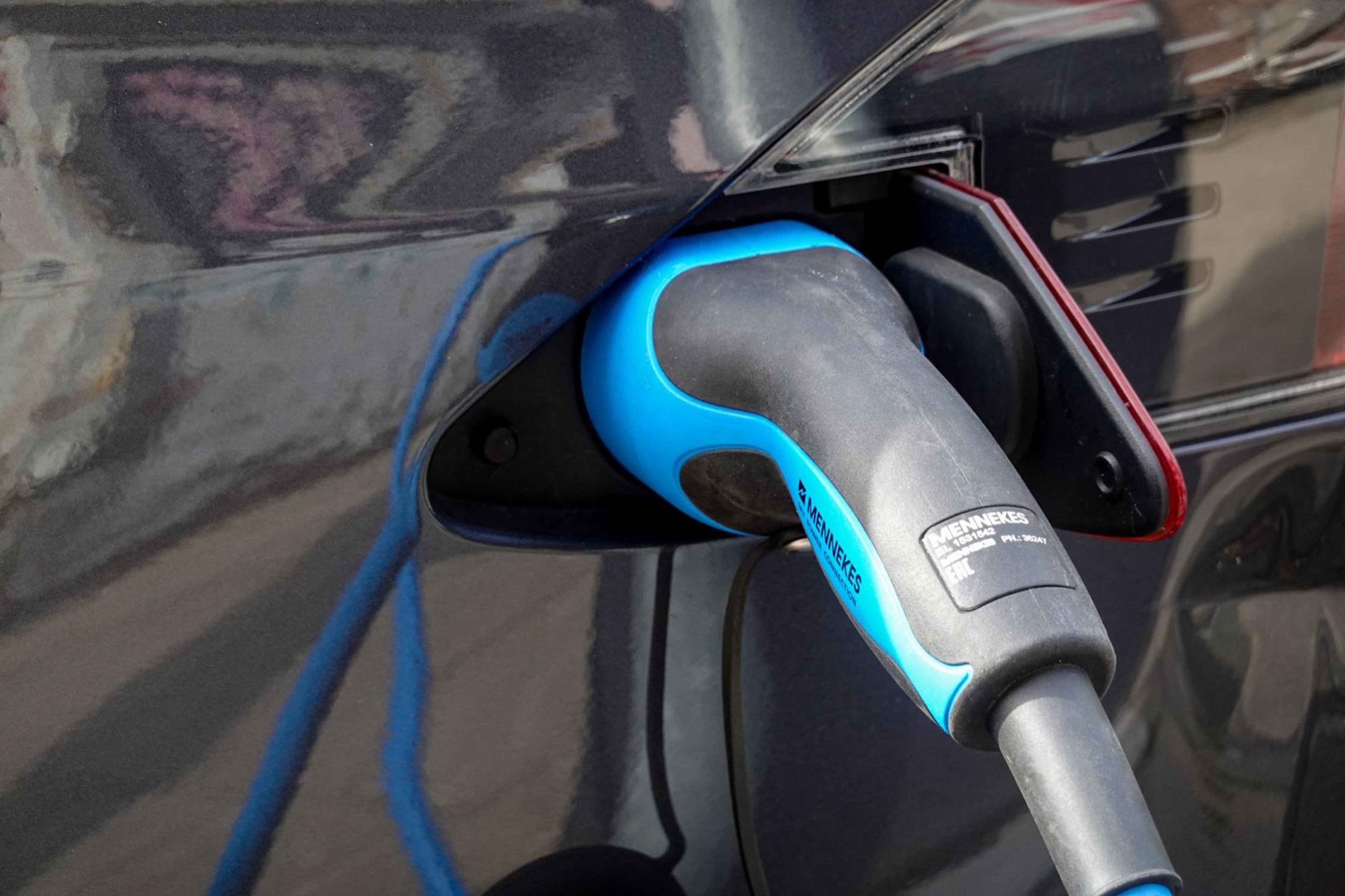 Connecteur de recharge branché sur une voiture électrique