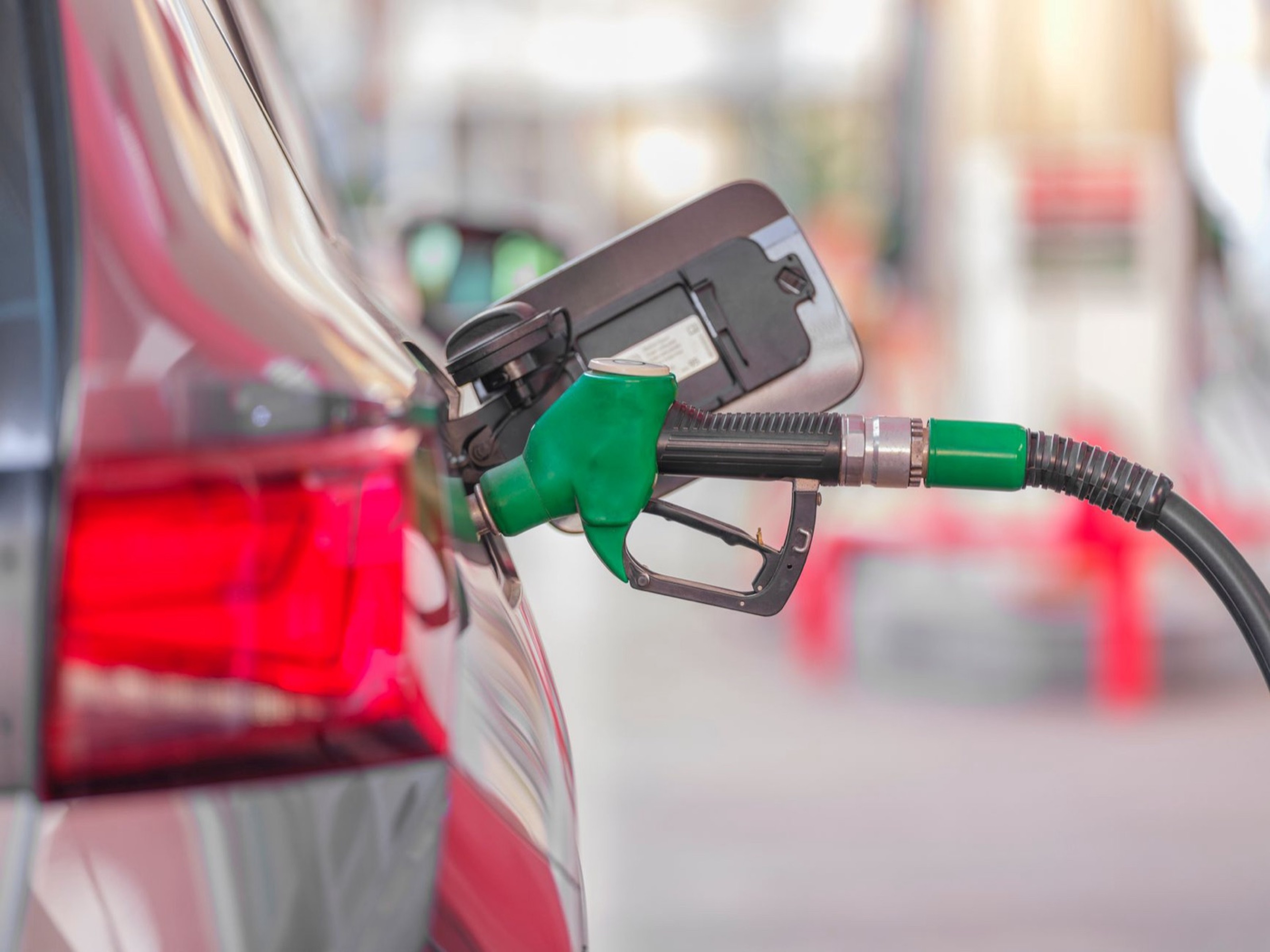 Pistolet de carburant inséré dans le réservoir d'une voiture