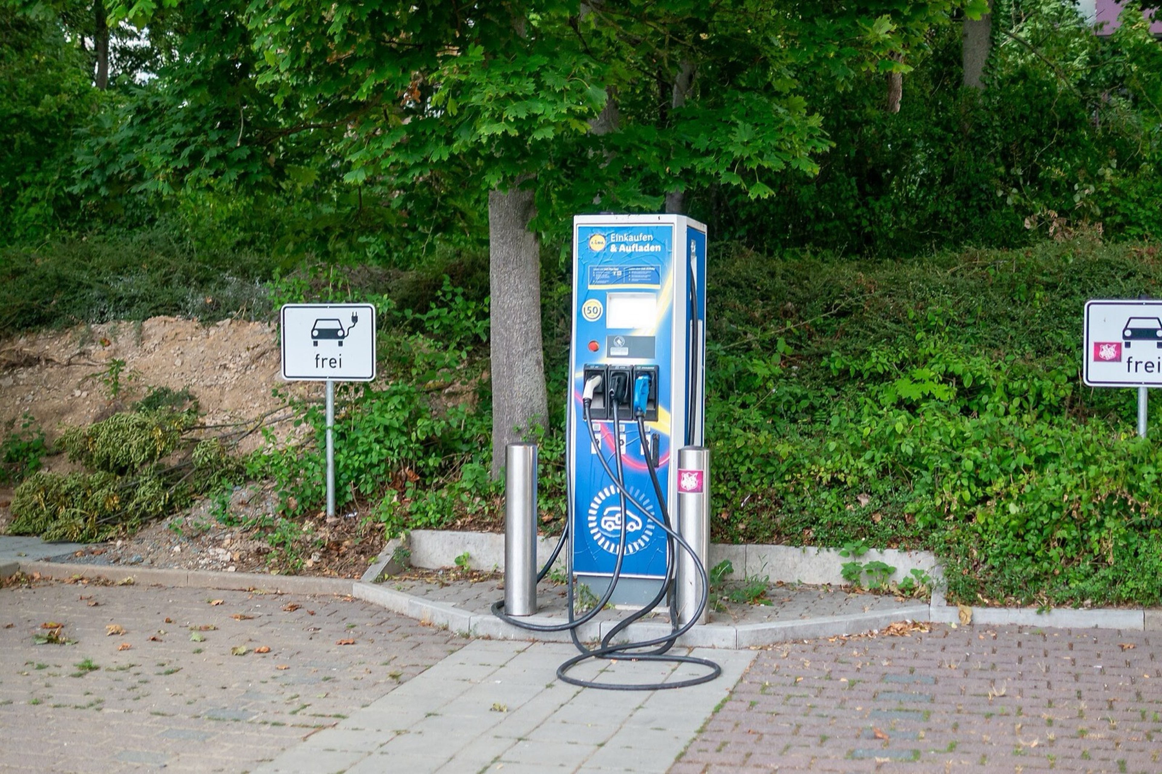 Borne de recharge sur le parking d'un supermarché