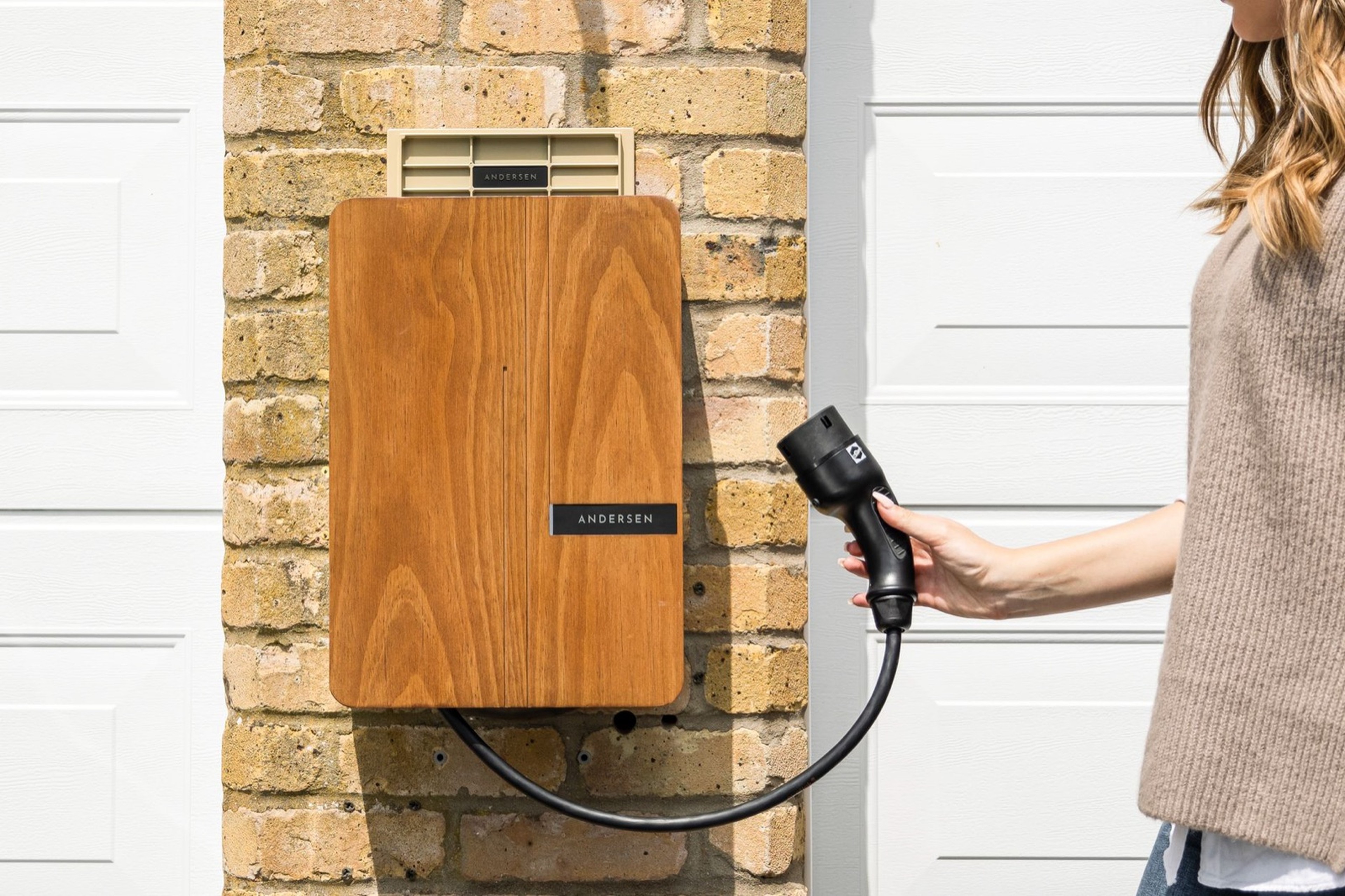 Recharge rapide d'une Mercedes électrique sur une borne haute puissance