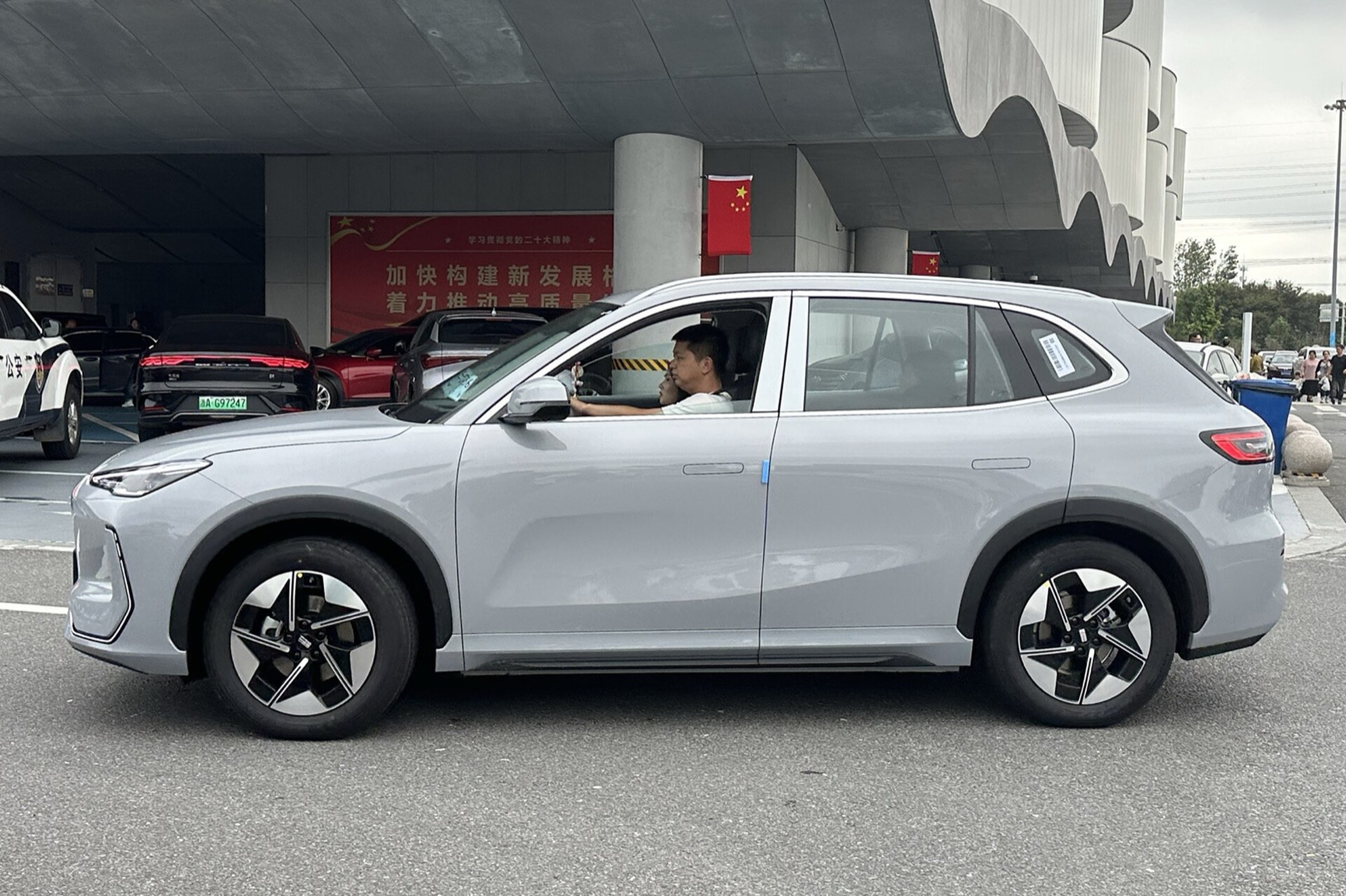 Geely E5, SUV électrique compact