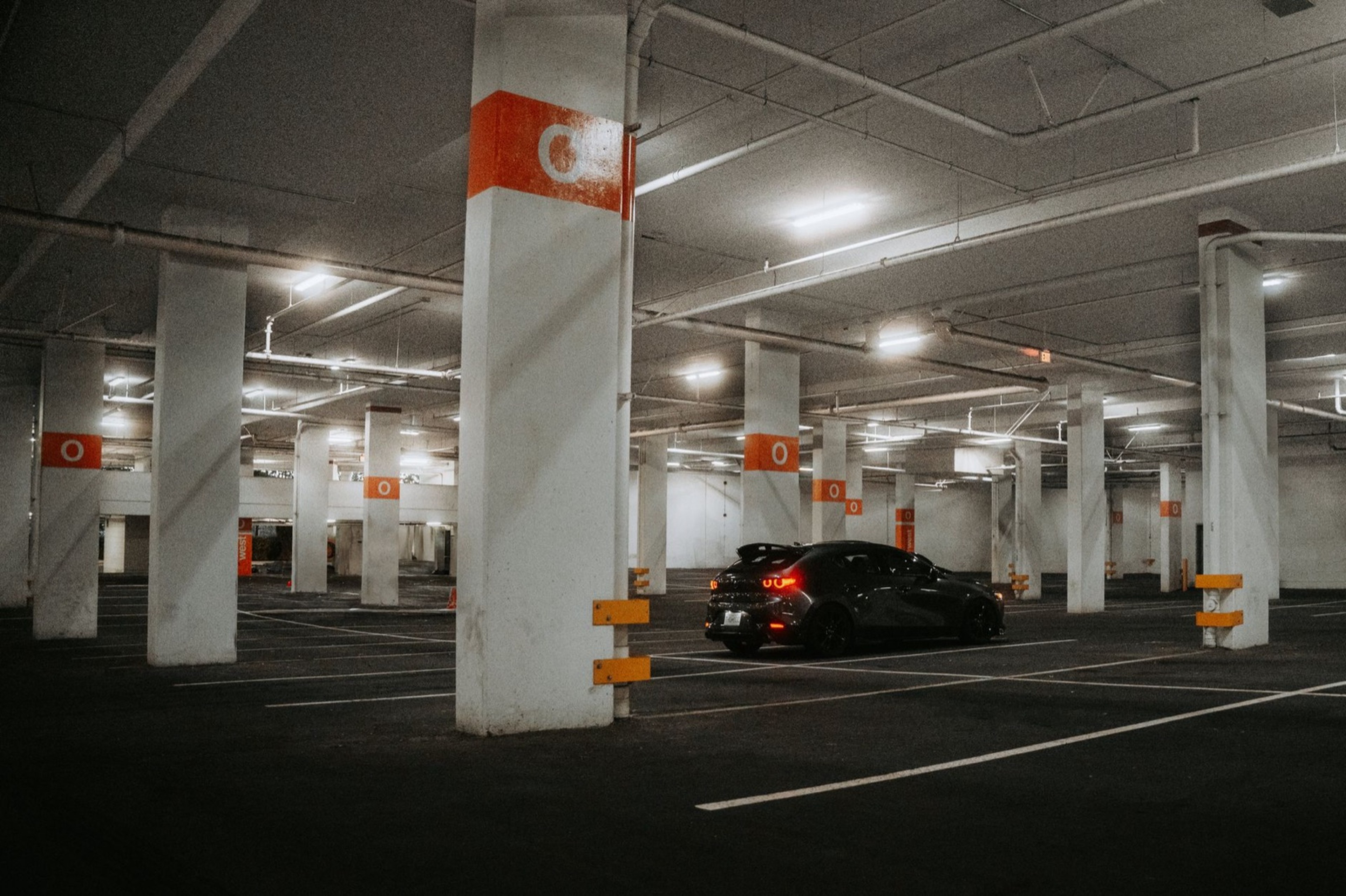 Parking souterrain, l'environnement type d'une citadine