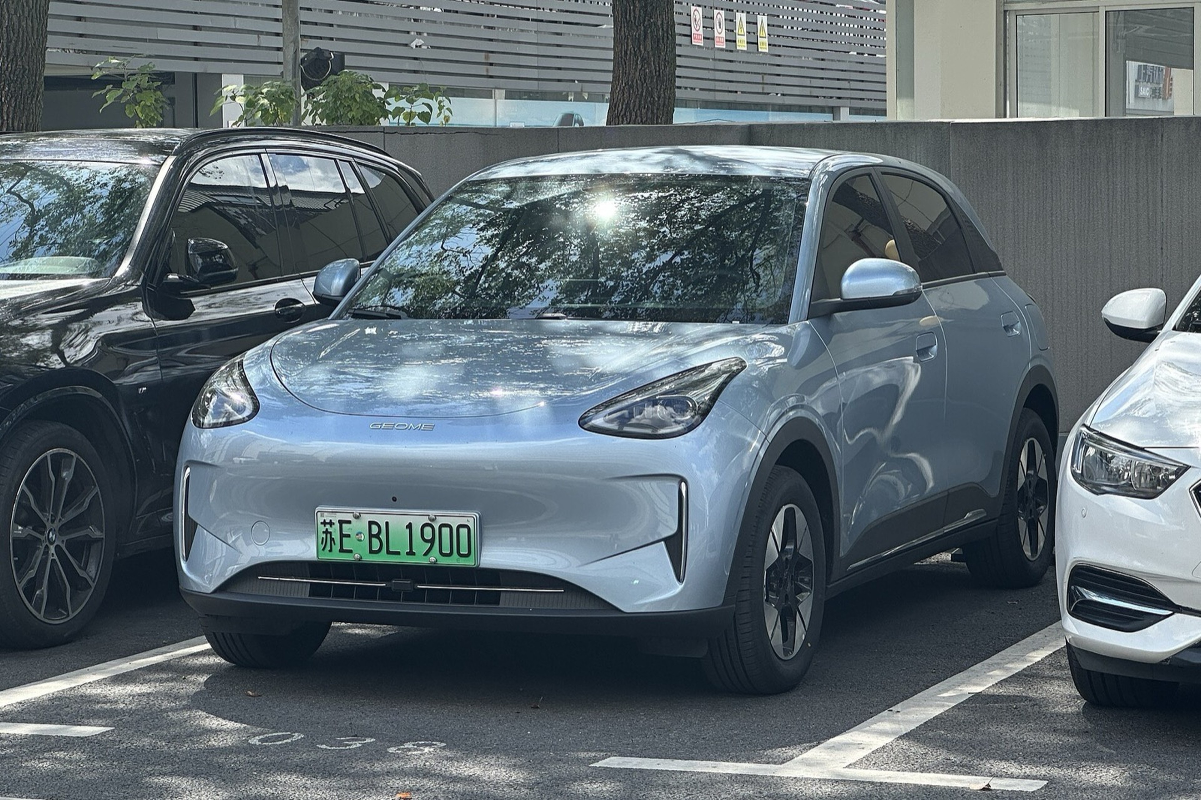 Geely E2 blanc garé en ville