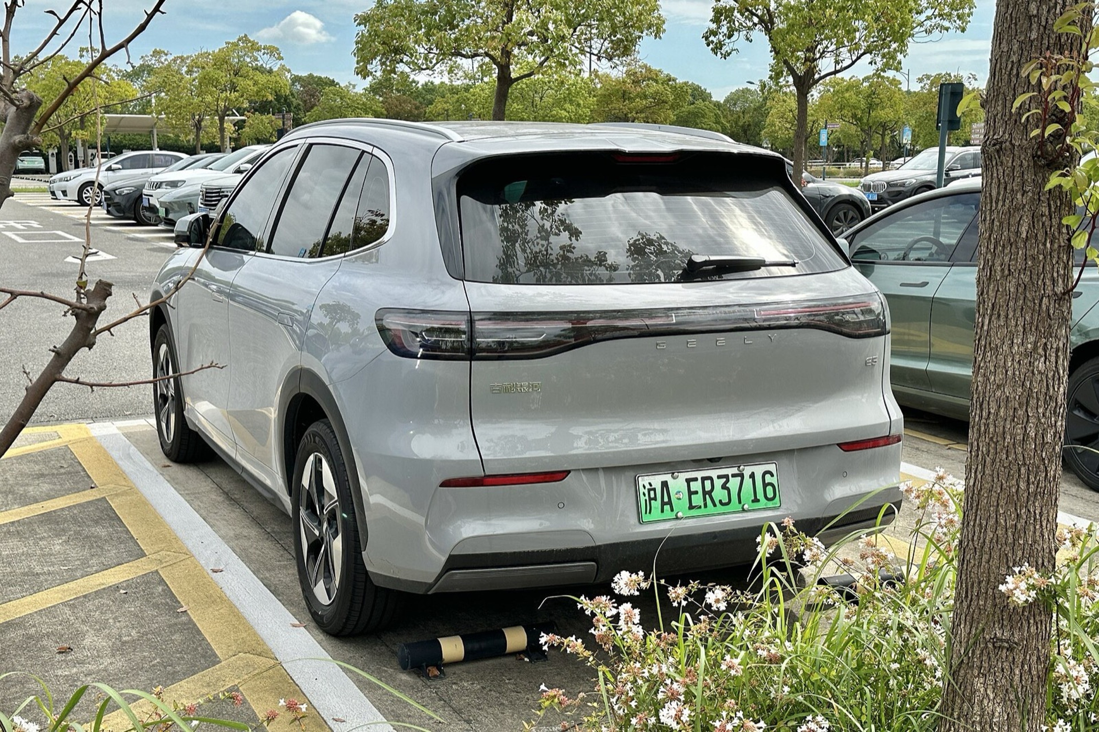 Geely E5 vu de trois quarts avant