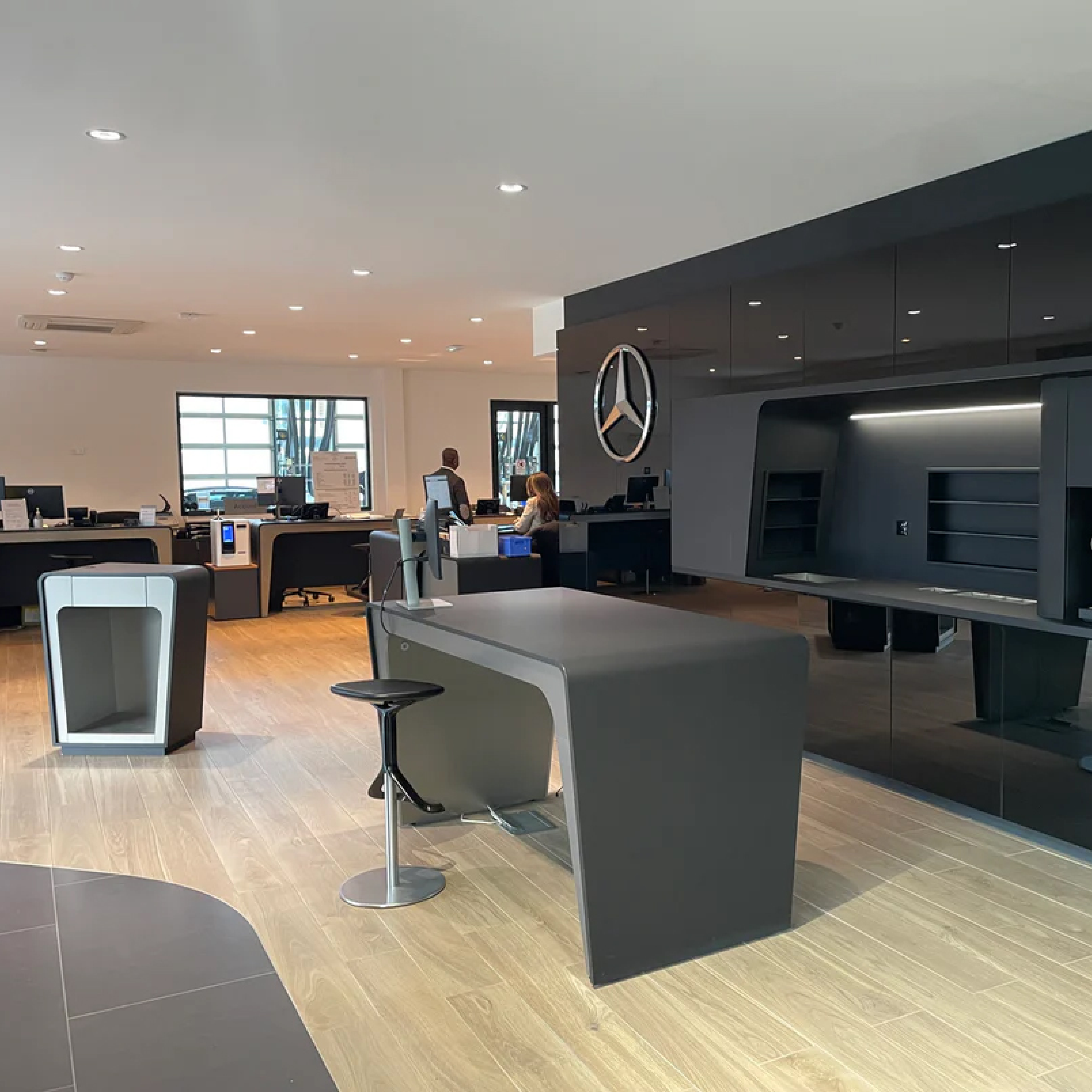Nouveau showroom commercial à Stains