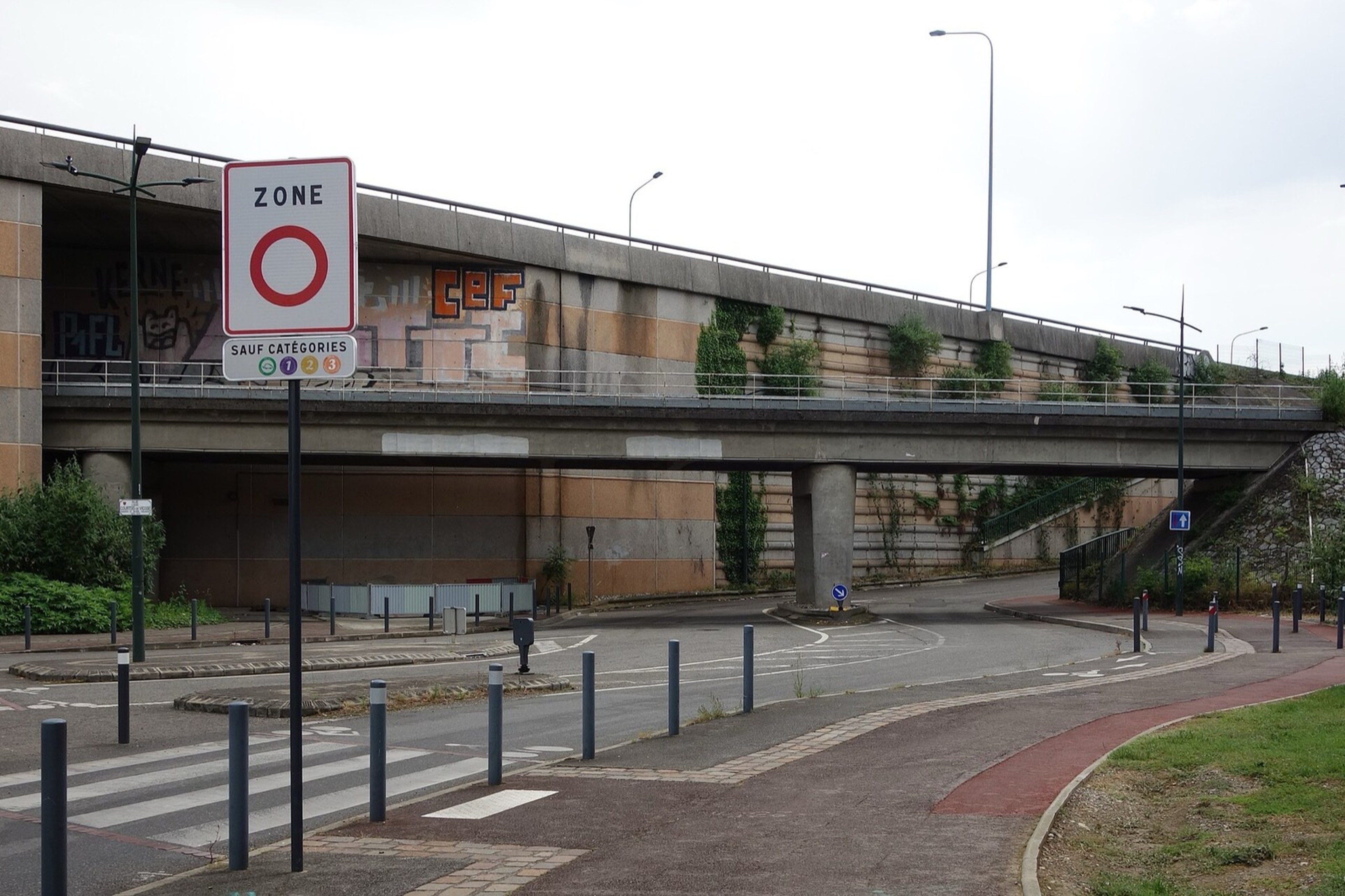Panneau de zone à faibles émissions à l'entrée d'une agglomération