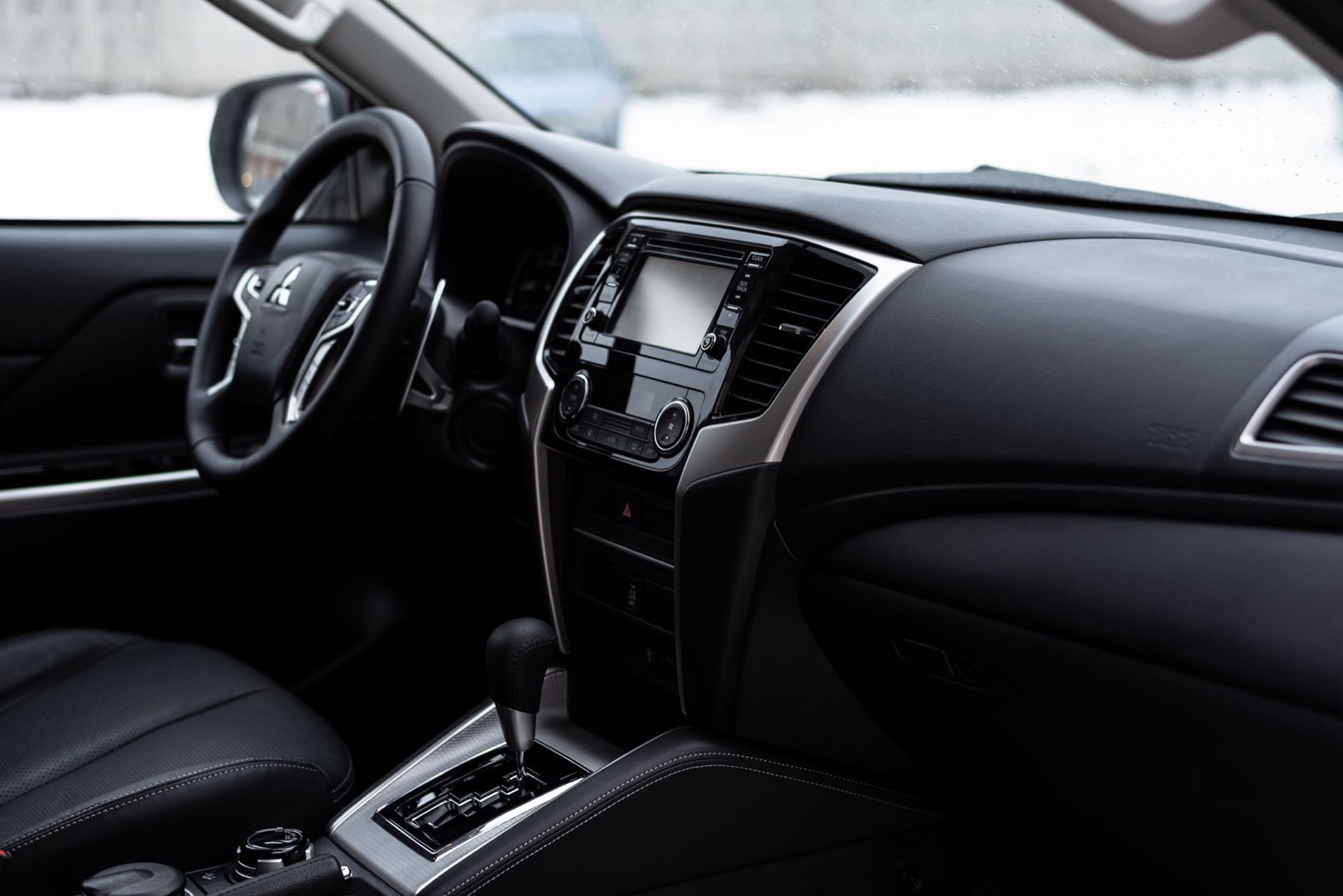 Intérieur moderne d'un SUV avec écran tactile et volant