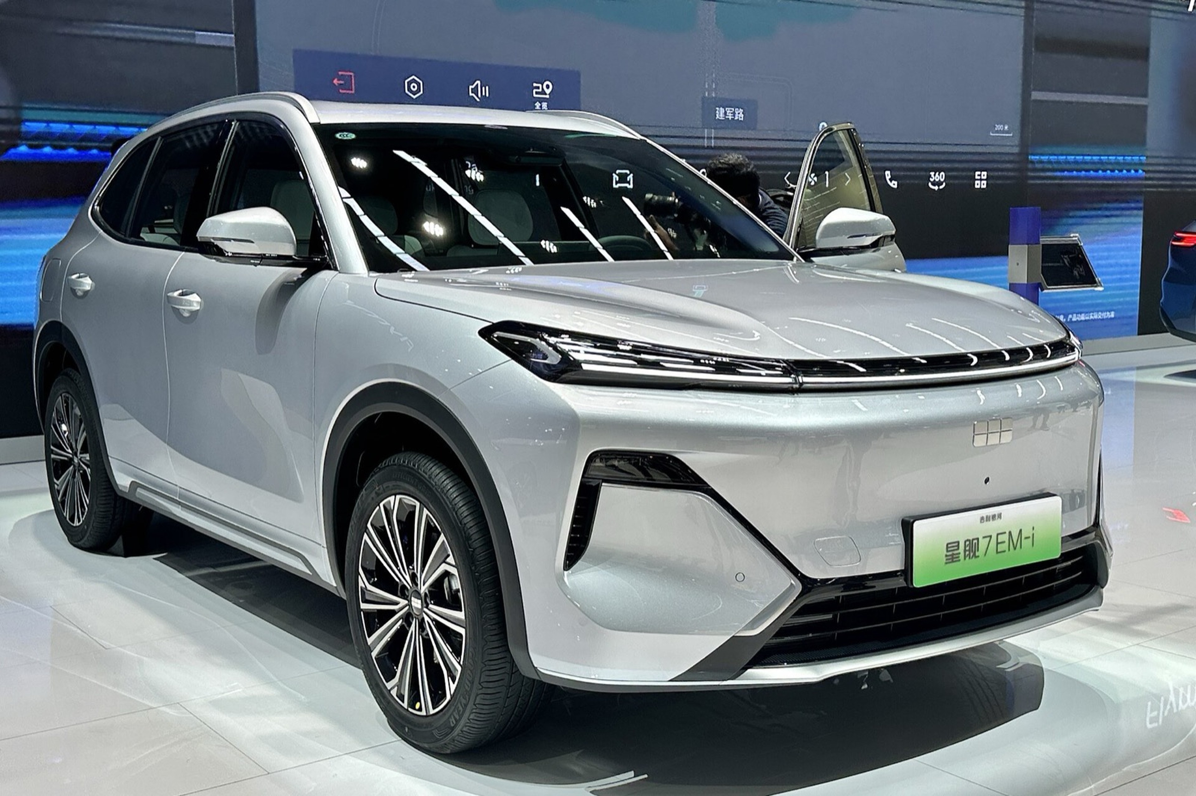 Geely Starray EM-i présenté sur un salon automobile